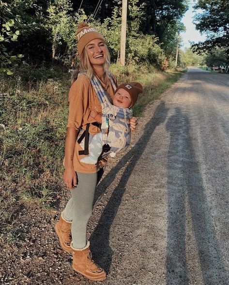 Australian Mom Aesthetic, Perfect Mom Aesthetic, Surfer Mom Aesthetic, Camping Mom Aesthetic, Farmhouse Mom Aesthetic, Natural Mom Style, Outdoorsy Maternity Outfits, Outdoorsy Mom Style, Mom Van Aesthetic