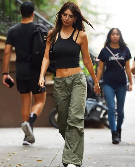 Emrata Street Style, Emrata Outfits, Olive Pants Outfit, London Outfit Ideas, Ny Street Style, Emily Ratajkowski Outfits, Oliver Peoples Glasses, New York Street Style, London Outfit