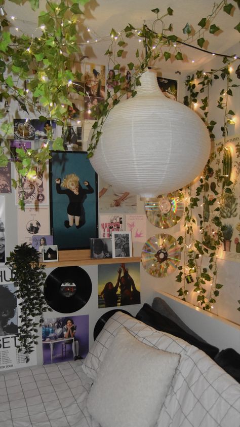 Fan Girl Room Ideas, Fan Girl Bedroom, Fan Girl Room, Fangirl Bedroom, Fangirl Room, Bedroom At Night, Summer Room, Harry Core, Beautiful Bedroom Decor