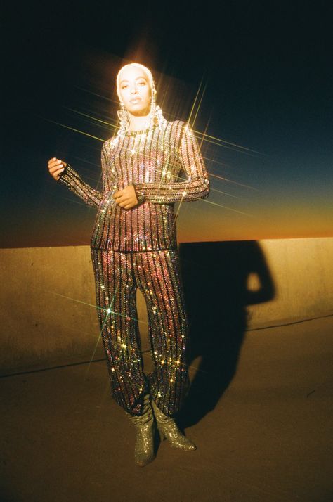 Shooting with a black pro mist + star filter will help create a really glamorous Lynchian vibe where lights sparkle in the night Gucci Disco, Petra Collins, Solange Knowles, Glamour Magazine, Studio 54, Shiny Clothes, Looks Style, Photography Inspo, Look Cool