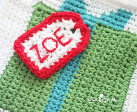 I wanted to add a little personal detail to my Gift Box Granny Square Blanket and this Crochet Gift Tag was the perfect little finishing touch! Such a great way to actually gift this to that special someone. After you crochet the gift tag you can stitch the name on… I lucked out because my … Bernat Super Value Yarn, Crochet Thread Size 10, Repeat Crafter Me, Christmas Ideas Gifts, Crochet Santa, Easy Crochet Projects, Crochet Gift, Dishcloth Pattern, Crochet Blog