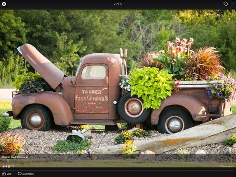 Unique Yard Art, Flower Bed Designs, Flower Truck, Ranch Decor, Garden Junk, Old Truck, Flower Cart, Yard Project, Fence Landscaping