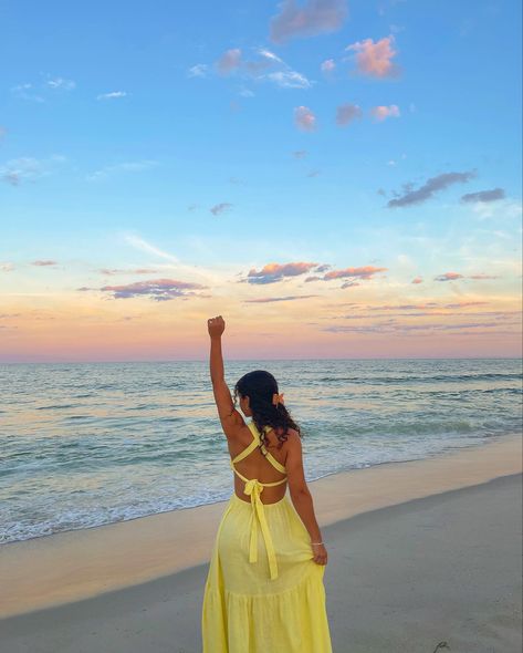 beach sunset, beach dress, sunset photo, yellow dress, maxi dress, sunset pics, summer photo, summer outfit Yellow Beach Dress, Head Aesthetic, Beach Dress Outfit, Vacation Poses, Sunset Beach Pictures, Photo Yellow, Beach Girl Aesthetic, Yellow Maxi Dress, Photo Summer