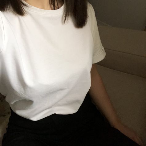 Plain White Shirt Outfit Aesthetic, White Shirt Picture Ideas, Basic White Tee Outfit Aesthetic, Plain White Shirt Outfit, Plain White Tshirt Outfit, White Tshirt Outfit Aesthetic, White Tee Aesthetic, White T Shirt Aesthetic, Plain Tshirt Outfit