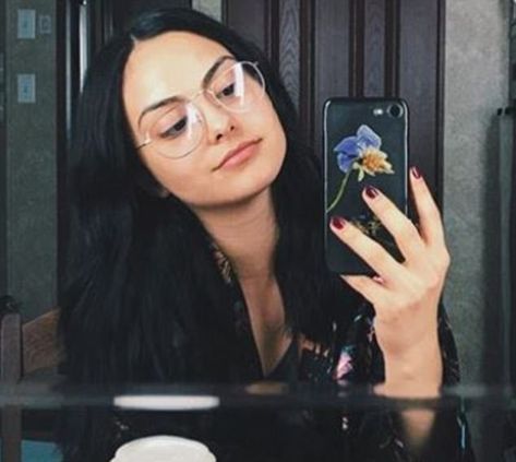 Nails: The 23-year-old says that Veronica's choice of nail color is very telling, and reveals a lot about her character's bold, sassy side Camila Mendes Veronica Lodge, Malaga Wine, Riverdale Veronica, Camilla Mendes, Cami Mendes, Camila Mendes, Veronica Lodge, Riverdale Cast, Opi Nail Polish