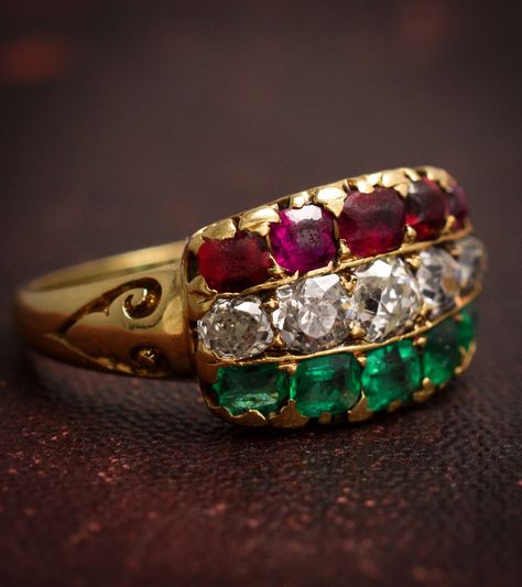 Tricolor Ring, Emerald Rings, Indian Jewellery Design Earrings, Gold Rings Fashion, Gold Rings Jewelry, Gold Ring Designs, Gold Jewelry Earrings, Gold Jewelry Simple, Gold Jewellery Design Necklaces