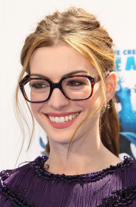 "i love anne hathaway. she's every woman!" -phil from modern family Anne Hattaway, Geek Glasses, Glasses For Your Face Shape, Big Glasses, Trendy Glasses, Nail Fashion, Big Nose, New Glasses, Wearing Glasses