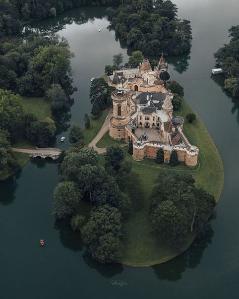 Hohenzollern Castle, Medieval Style, Chateau France, Disneyland Park, Beautiful Castles, A Castle, Stately Home, Vacation Places, Beautiful Buildings