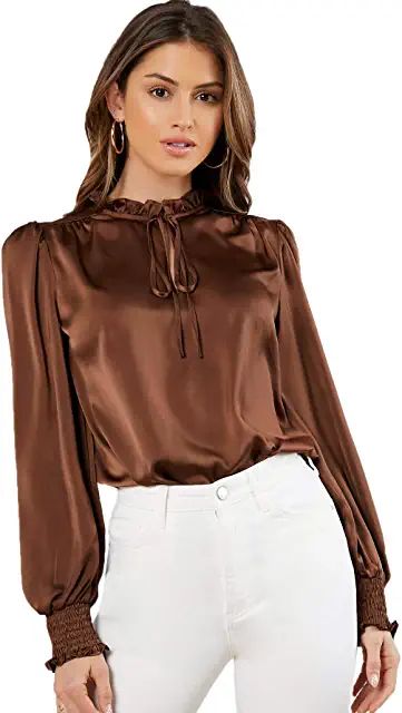 silk blouse and white high waist skinny jeans fashionable outfit Satin Bluse, Modest Tops, Women Tie, Urban Fashion Women, Top Shein, Autumn Clothes, Satin Blouse, Satin Top, Tie Neck