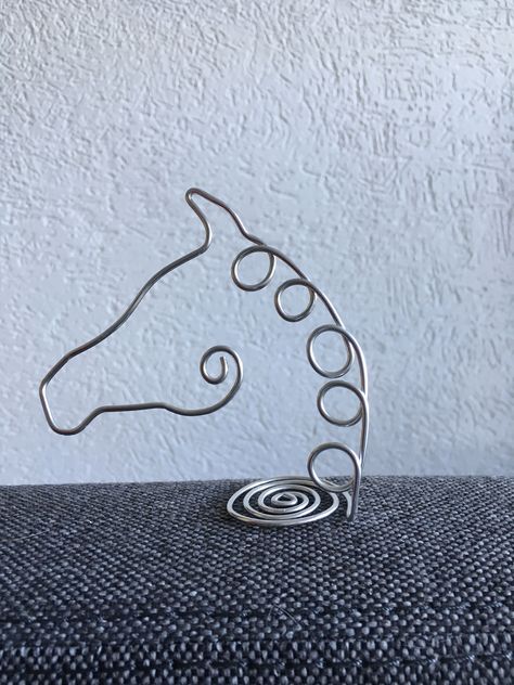 Free standing Horse head. Made of aluminium wire. Horse Wire Art, Wire Horse Head, Aluminium Wire Crafts, Standing Horse, Sculpture Wire, Copper Wire Art, Wire Wall Art, Wire Ornaments, Wire Jewelry Rings