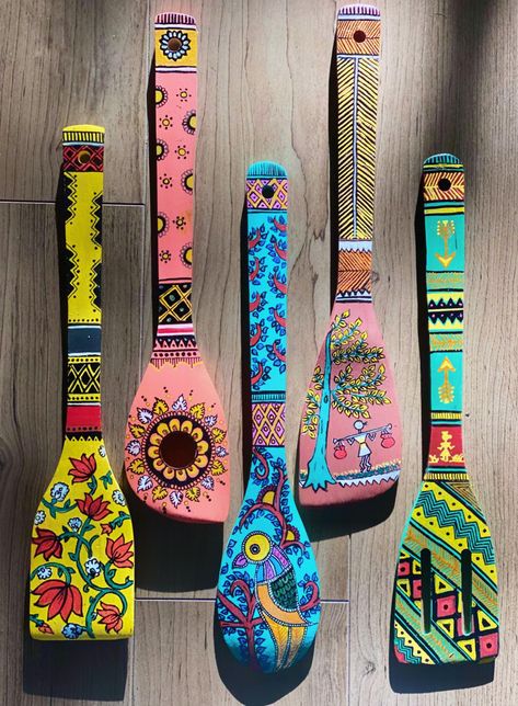 Wooden Spoon Decor Wall Art, Painting On Spoon, Painting On Spatula, Wooden Spoon Wall Decor, Painted Spoons Wooden Kitchen Art, Madhubani Art Wall Hangings, Wooden Spatula Painting, Showpiece For Home Decor Diy, Wooden Spoon Painting