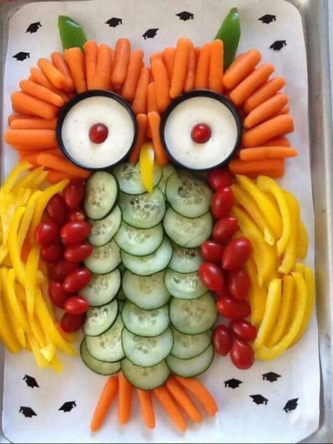 Veggie tray Fruit Platters, Vegetable Sticks, Vegetable Tray, Vegetable Platter, Decorações Com Comidas, Funny Fruit, Veggie Tray, Healthy Fall, God Mat