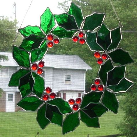 Glass Wreath, Stained Glass Patterns Free, Holly Wreath, Glass Creations, Stained Glass Decor, Stained Glass Ornaments, Stained Glass Suncatchers, Stained Glass Christmas, Stained Glass Diy