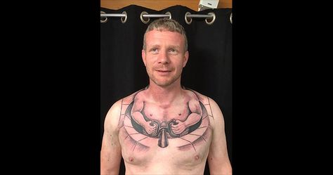 Carlisle, Cumbria tattoo artist Richard Batey of Immortal Art Studio created a hilarious chest tattoo for trucker Kenny Ollerenshaw that makes it look like Trucker Tattoo, Tattoo Memes, Nikko Hurtado, Terrible Tattoos, Horrible Tattoos, Live Tattoo, 80s Party Outfits, Back To School Nails, Tattoo Fails