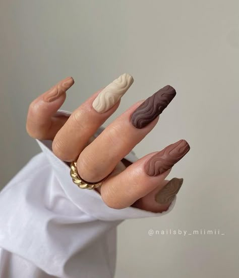 Textured Fall Nails, Textured Nails Design, Gradient Brown Nails, Fall Textured Nails, Brown 3d Nails, 3dnail Art Design, Fall 3d Nail Designs, Coffe Nail Ideas, Pink And Beige Nails