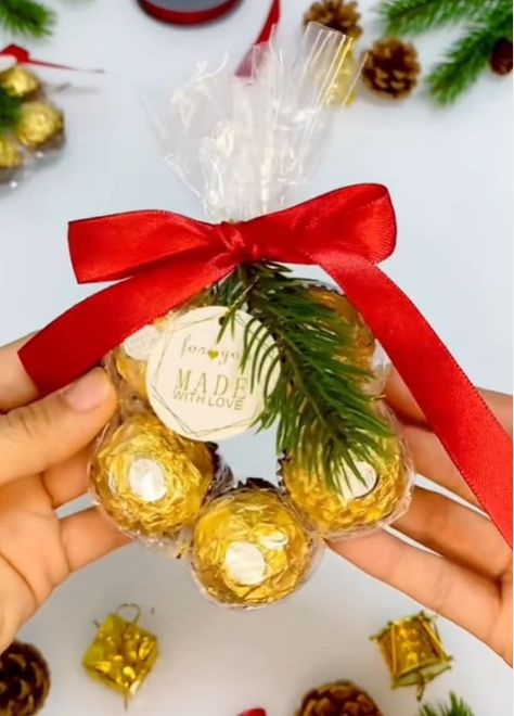 Ferrero Rocher Table Decor, Christmas Table Gifts Favors Diy, Ferrero Rocher Gift Ideas Diy, Ferror Rocher Gift Ideas, Christmas Ferrero Rocher Ideas, Ferrero Rocher Christmas Ideas, Ferrero Rocher Wreath Diy, Chocolate Christmas Wreath, Ferro Rocher Christmas Gift Ideas