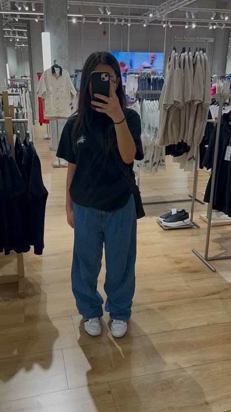 Baggy Jeans Woman Outfit, Womens Stussy Outfit, Baggy Look Outfit, Bagy Jeans Outfit Girl, Beggy Outfit Girl, Stussy Bag Outfit, Tshirt Baggy Jeans Outfit, Stussy Women Outfit, Stussy Girl Outfits