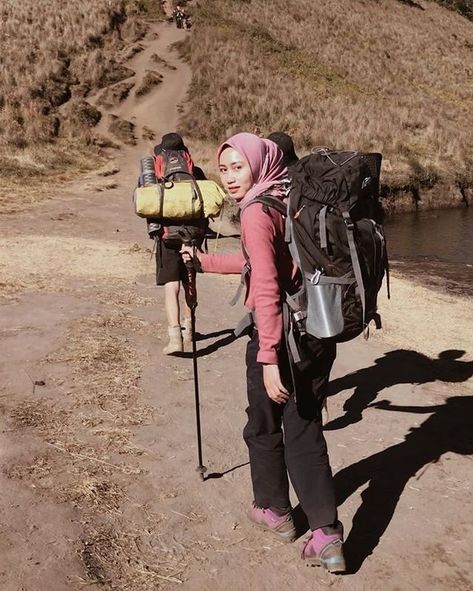 Hiking Women Outfit, Ootd Hijab Travelling, Hiking Ootd, Outdoor Camping Outfits, Trekking Outfit, Hijab Ideas, Outfits Hijab, Hijabi Outfits Casual, Special Clothes