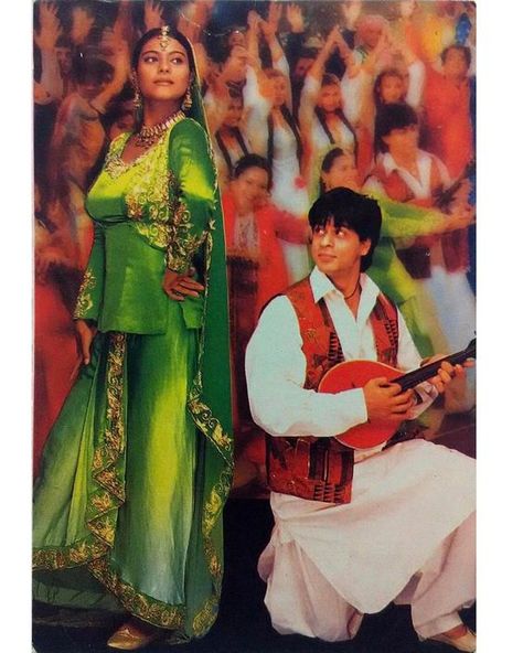 Iconic Kajol and Shah Rukh Khan pose from DDLJ Ddlj Aesthetic, Dilwale Dulhania Le Jayenge, Couple Vibes, Shahrukh Khan And Kajol, Sonali Bendre, Bollywood Suits, Vintage Bollywood Aesthetic, Bollywood Retro, Bollywood Theme