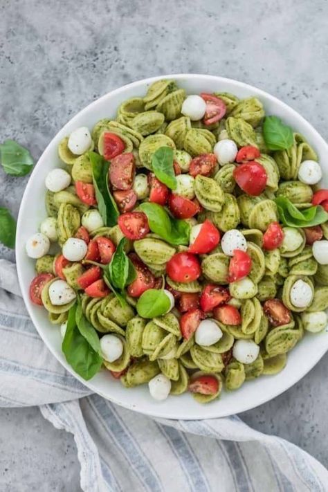 Potluck Sides, Pasta Salad With Pesto, Summer Potluck Dishes, Pesto Food, Pesto Recipes, Sommer Mad, Resep Pasta, Summer Potluck, Caprese Pasta Salad