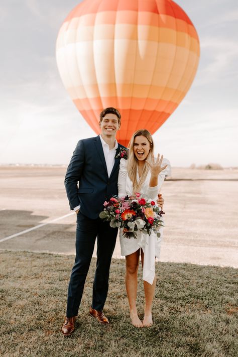 Prepare for hot-air balloon elopements to be a thing! This rad inspiration shows that it's the new cool way to get married! Hot Air Balloon Elopement, Hot Air Balloons Photography, Hot Air Balloon Wedding, Balloon Wedding, Clay Inspo, Balloon Pictures, Balloon Ideas, Commitment Ceremony, Mom Wedding