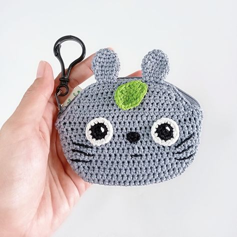 My Neighbor Totoro crochet coin purse My Neighbor Totoro Crochet, Totoro Crochet, Anime Amigurumi, Coin Purse Crochet Pattern, Crochet Totoro, Crochet Gift Ideas, Crochet Backpack Pattern, Easy Bag, Crochet Coin Purse