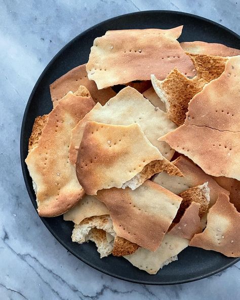 Sourdough Pita Chips, Sourdough Discard Pita Chips, Sourdough Chips, Sourdough Pita Bread Recipe, Sourdough Pita Bread, Easy Sourdough Discard Recipes, Pita Crisps, Sourdough Pita, Cracker Flavors