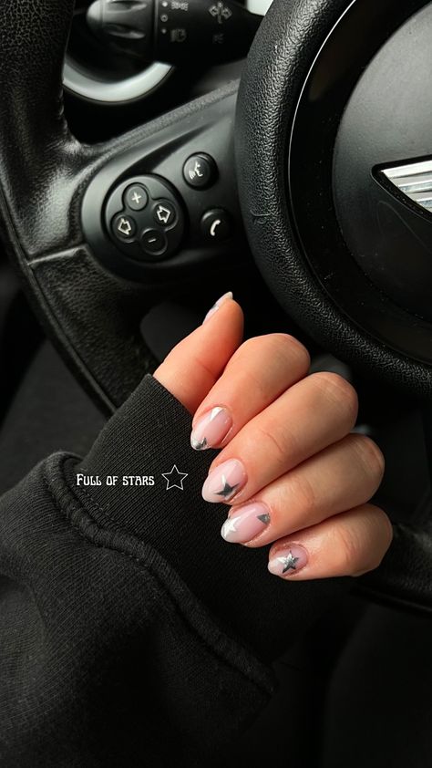 Oval Nails Star Design, Nail Inspo Y2k Short, Star Silver Nails, Nails With Star On Ring Finger, Aesthetic Silver Nails, Nails Ideas With Stars, Stargirl Nails Short, Star Biab Nails, Star Nail Designs Short