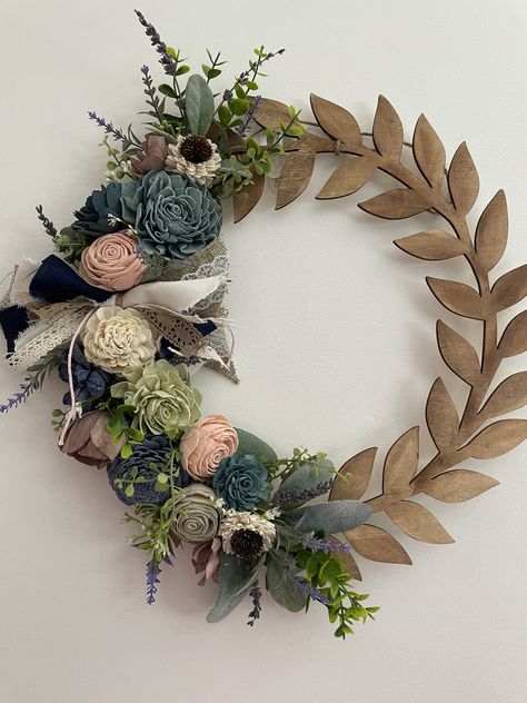 Wooden Flower Wreath, Wood Flower Wall Decor, Wood Flower Craft Ideas, Wood Flower Projects, Wood Flower Wreath, Diy Resin Flowers, Flower Archway, Crafty Flowers, Flower Projects