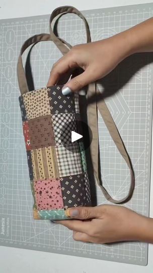 Patchwork Diy, Diy Water Bottle, Water Bottle Carrier, Water Bottle Bag, Diy Water, Bottle Carrier, Bag Tutorial, Bags Tutorial, Bottle Bag