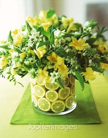 citrus floral arrangement Fruit Bouquet Diy, Lemons And Flowers, Lemon Vase, Fruit Decorations, Wedding Etiquette, Wedding Centerpieces Diy, Diy Centerpieces, Deco Floral, Diy Bouquet