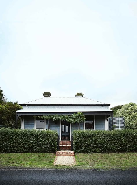 Tour a Victorian weatherboard cottage in the Central Highlands, VIC | Country Style Melbourne Photos, Weatherboard Cottage, Country Victorian, Weatherboard House, Cottage Renovation, Cottage Exterior, Country Cottage Decor, Victorian Cottage, Wood House