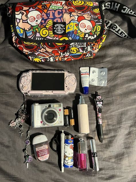 Aesthetic 2000s, School Bag Essentials, Inside My Bag, Retro Gadgets, Purse Essentials, Handbag Essentials, Backpack Decoration, In My Bag, What In My Bag