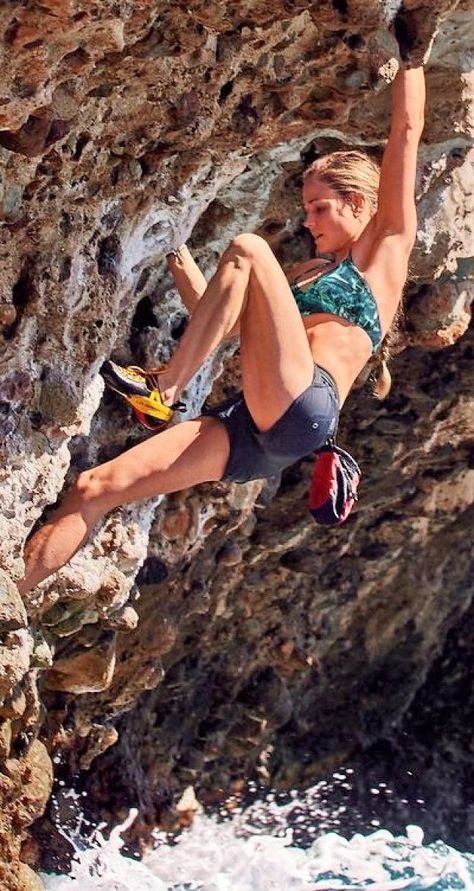 Catherine Destivelle, Rock Climbing Photography, Rock Climbing Women, Rock Climbing Outfit, Rock Climbing Workout, Free Climbing, Rock Climbing Training, Climbing Outfit Woman, Climbing Outfits