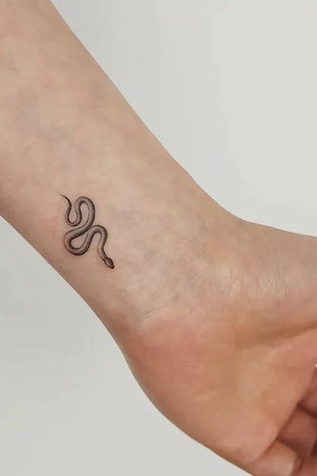 Slytherin Tattoo, Snake Tattoo Meaning, Small Snake Tattoo, Tattoo Leggings, Serpent Tattoo, The Trend Spotter, Snake Tattoo Design, Lip Tattoos, Badass Tattoos