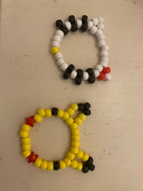 i love these sm but they look odd cause i hace a timy wrist wnd just simply couldnt do 30 beads 😭 Cincin Diy, Diy Kandi Bracelets, Diy Beaded Rings, Pretty Jewelry Necklaces, Bracelet Craft Diy, Diy Jewelry Unique, Kandi Bracelets, Beaded Necklace Diy, Bead Charms Diy