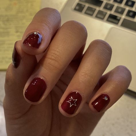 fall nails, nails for fall, nail inspo, short nails, red, red nails inspo, fall 2023, gilmore girls nails, classy nails, nail inspiration, nail photo, nail art, nail ideas 2023 Dark Red Gel Nails Short, Red Nail Art, Short Gel Nails, Red Nail Polish, Red Nail, Nagel Inspo, Star Nails, Cat Kuku, Girls Nails