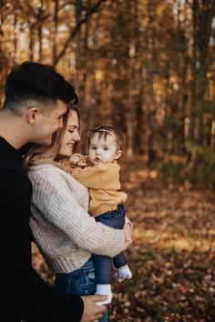 Family Of Three Poses Baby, Family Of Three Fall Photos, Lion Photoshoot, Family Of Three Poses, Family Of Three Photoshoot, Family Posing Guide, Boho Family Photos, Baby Family Pictures, Cute Family Photos