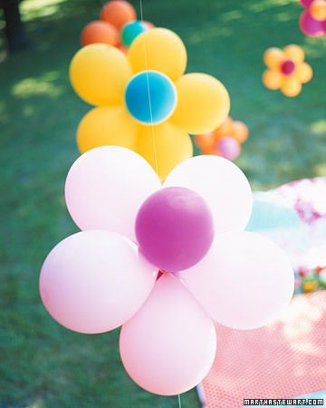 DIY Balloon Flowers Flower Power Party, Party Balloons Diy, How To Make Balloon, Hippie Party, Backyard Birthday, Flower Party, Balloon Flowers, Balloon Diy, Birthday Flowers