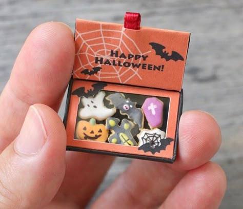 Mineratures Diy, Halloween Souvenirs, Diy Barbie House, Halloween Miniatures, Polymer Clay Diy, Miniature Diy, Halloween Snacks, Clay Art Projects, Miniature Crafts