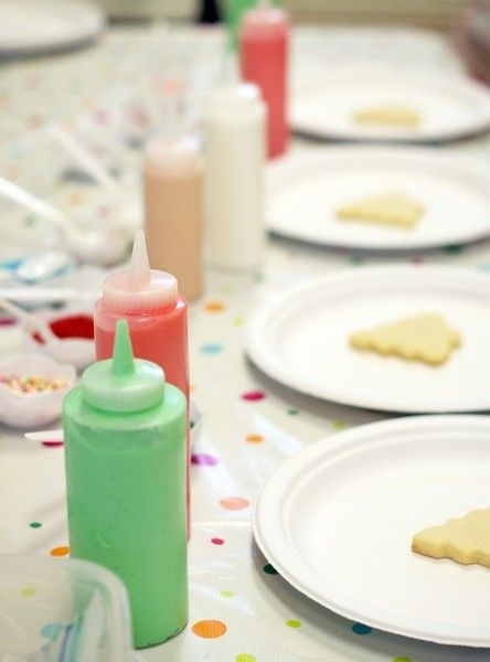 Cheap and efficient way to decorate cookies...dollar store bottles for kids to use. Kindergarten Halloween, 4de Verjaardag, Condiment Bottles, Decorate Cookies, Cookie Decorating Party, Cookie Party, Christmas Goodies, Baking Tips, Holiday Treats