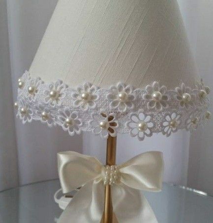 Pola Topi, Diy Table Lamp, Shabby Chic Lamp Shades, Shabby Chic Decorating, Lampshade Makeover, Shabby Chic Lamps, Shabby Chic Crafts, Diy Lamp Shade, Handmade Lamps