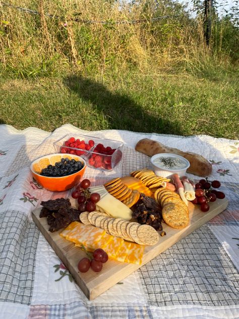 Charcuterie Board Picnic Ideas, Picnic Board Ideas, Cheese Board Picnic, Picnic Cheese Board, Charcuterie Board Picnic, Picnic Charcuterie Board, Charcuterie Board Aesthetic, Picnic Board, Solo Picnic