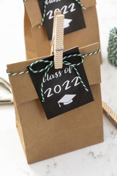 Graduation Gift Bags, Bridal Shower Prizes, Class Of 2022 Graduation, Graduation Printables, Graduation Party Planning, Grad Party Decorations, 2022 Graduation, Free Printable Gift Tags, Graduation Favors