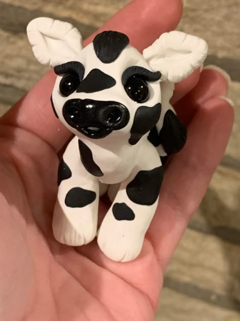 Cute Polymer Clay Figurines, Clay Crafts Cow, Air Dry Clay Cow, Cow Clay Sculpture, Clay Crafts Animals, Cute Polymer Clay Animals, Clay Animals Sculpture, Cute Clay Animals, Cute Clay Sculptures