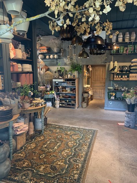 Corner Retail Display, General Store Display Ideas, Moody Store Interior, Store Ideas Design, Garden Shop Display, Antique Shop Aesthetic, Antique Store Aesthetic, Boutique Store Displays, Flower Shop Interiors