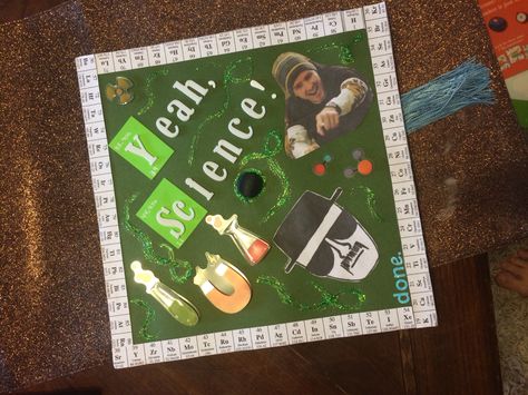 Breaking bad science graduation cap decoration. Breaking Bad Graduation Cap, Chemistry Graduation Cap, Science Graduation Cap, Cap Decoration Graduation, Winter Graduation, Breaking Bad Art, Graduation Cap Ideas, Graduation Cap Decoration Diy, College Graduation Cap Decoration