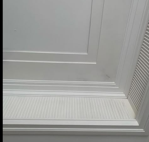 Fluted Crown Molding, Pop Moulding Design On Ceiling, Ceiling Trim Detail, Simple Cornice Ceiling, Pop Moulding Ceiling, Fluted Ceiling Design, Cornice Ceiling Design, Cornice Design Ceilings, Pop Molding Design