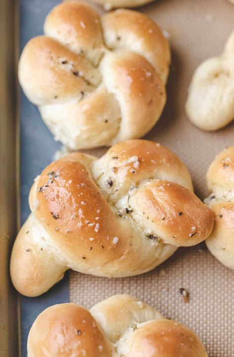 Homemade Garlic Knots - I Heart Eating Garlic Knots Recipe, Garlic Knots, Holiday Meal, Cinnamon Rolls Homemade, Yeast Bread, Bread Rolls, Dinner Rolls, Pretzels, Homemade Bread