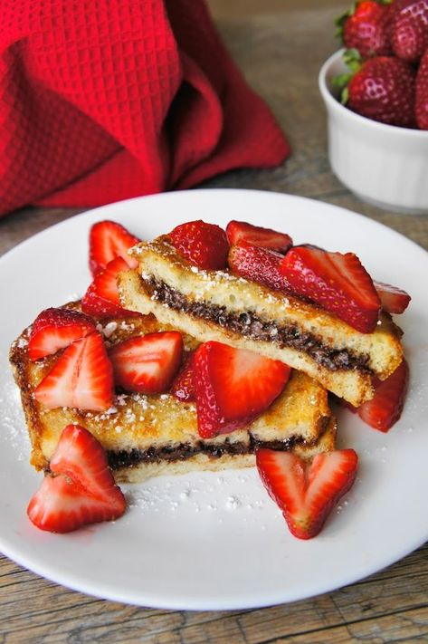 20 Valentine's Day Breakfast Ideas - Love and Marriage French Toast With Strawberries, Toast With Strawberries, Nutella French Toast, What's For Breakfast, God Mat, Think Food, Yummy Breakfast, I Love Food, On The Side